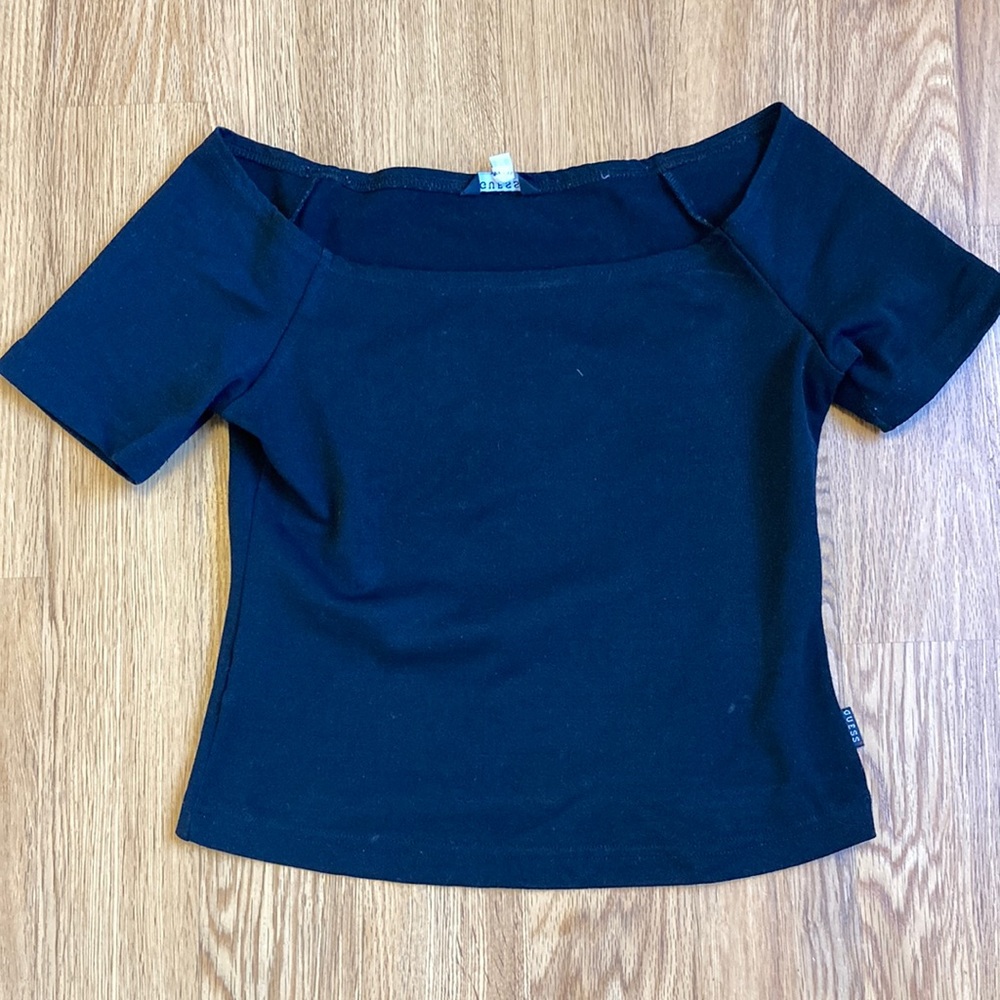 Short black off the shoulder Guess shirt